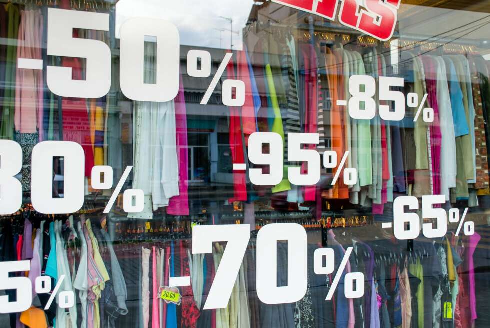 SALG OG PRUTING: Det er lov å prute, men om du ikke tar sjansen kan salg være løsningen. Bare ikke gå i kjøpefella selv om det du finner er billig. SALG OG PRUTING: Det er lov å prute, men om du ikke tar sjansen kan salg være løsningen. Bare ikke gå i kjøpefella selv om det du finner er billig.