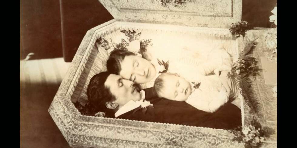 SAMMEN I DØDEN: Et post mortem-bilde av en ung familie. FOTO: The Thanatos Archive/Jack Mord/www.Thanatos.net SAMMEN I DØDEN: Et post mortem-bilde av en ung familie. FOTO: The Thanatos Archive/Jack Mord/www.Thanatos.net