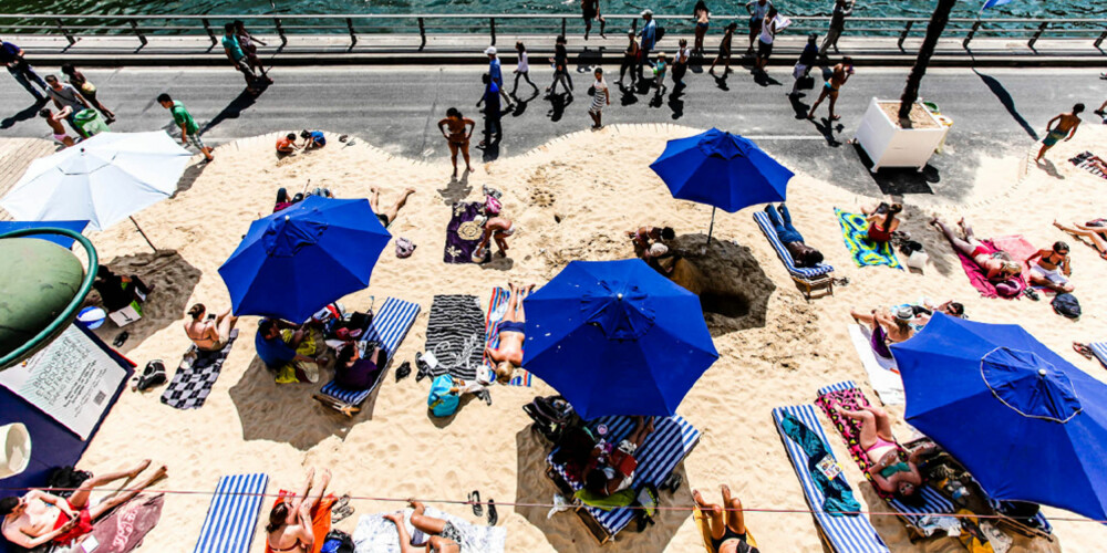 SOL OG SOMMER: Nyt sommerferien på stranden i Paris. SOL OG SOMMER: Nyt sommerferien på stranden i Paris.