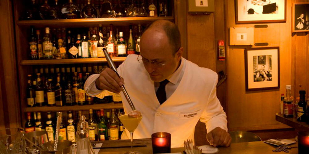 VERDENS DYRESTE COCKTAIL: Om du har råd, bør du ta en drikkepause på Bar Hemingway. VERDENS DYRESTE COCKTAIL: Om du har råd, bør du ta en drikkepause på Bar Hemingway.