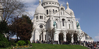 SACRÈ-COEUR: På toppen av Monmartre, med utsikt over hele Kjærlighetens By, ligger denne vakre og kjente kirken. SACRÈ-COEUR: På toppen av Monmartre, med utsikt over hele Kjærlighetens By, ligger denne vakre og kjente kirken.