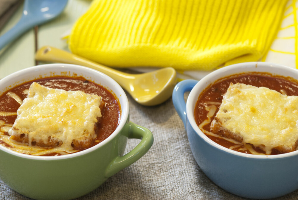 HJEMMELAGET TOMATSUPPE MED OSTELOKK HJEMMELAGET TOMATSUPPE MED OSTELOKK