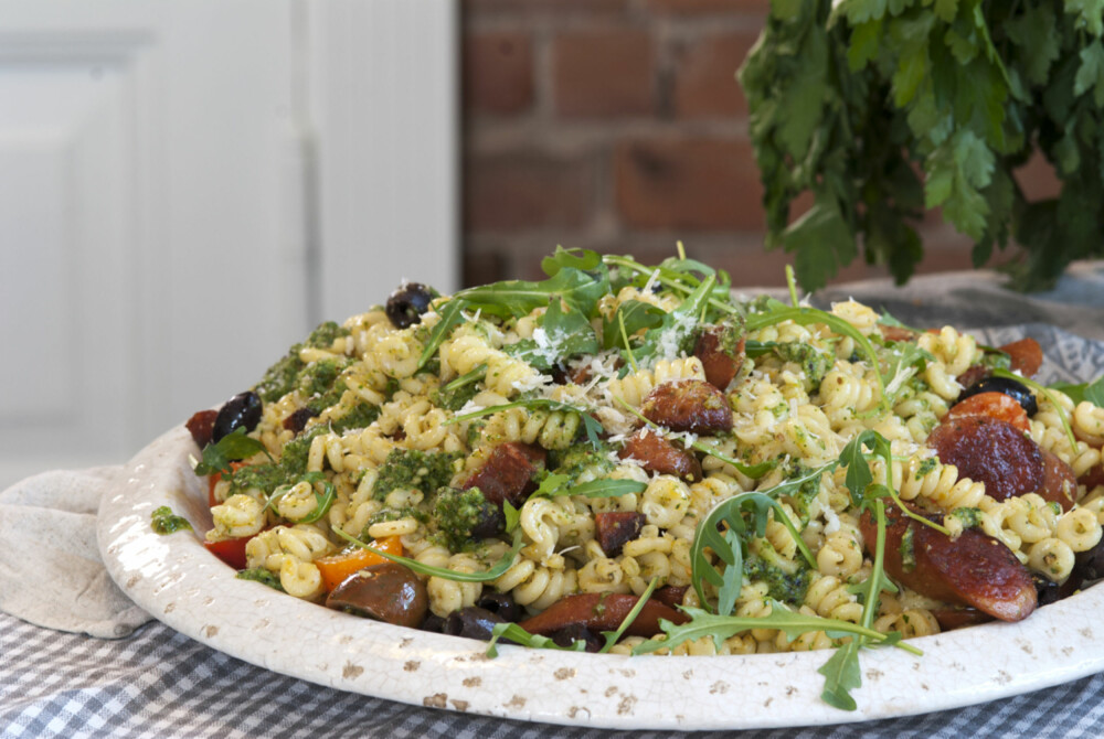 PØLSER MED PASTA OG PESTO PØLSER MED PASTA OG PESTO