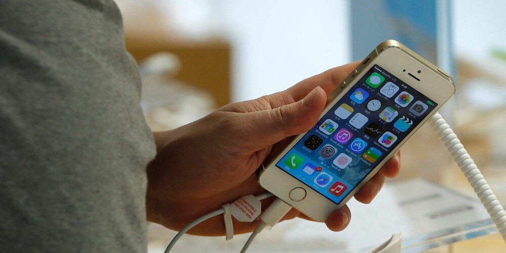 RIST: Dette trikset er et must. Visst du nemlig om at du bare akn riste litt på telefonen for å slette noe du har skrevet? Mye kjappere enn å bruke slette-knappen! FOTO: Colourbox RIST: Dette trikset er et must. Visst du nemlig om at du bare akn riste litt på telefonen for å slette noe du har skrevet? Mye kjappere enn å bruke slette-knappen! FOTO: Colourbox