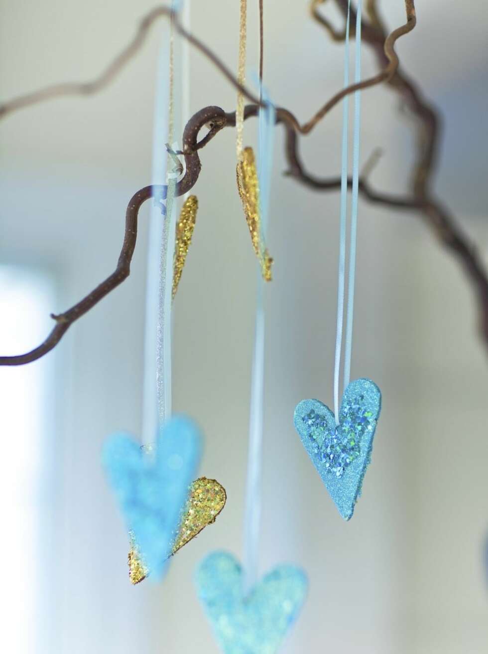 JULEVERKSTED FOR BARN: Glitterhjerter er en slager å få i julegave laget av barnet. JULEVERKSTED FOR BARN: Glitterhjerter er en slager å få i julegave laget av barnet.