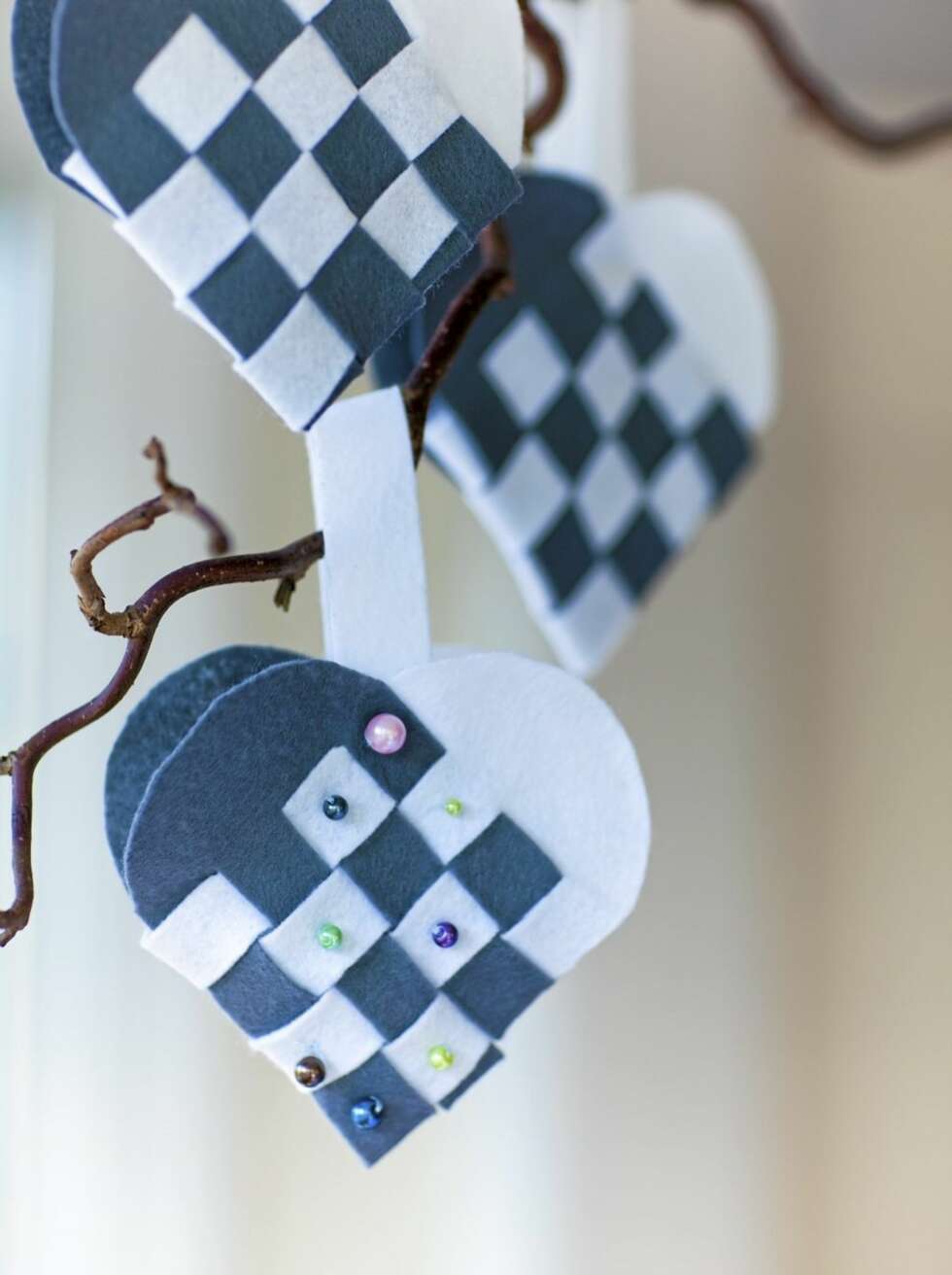JULEVERKSTED FOR BARN: De klassiske filthjertene er en enkle å lage, og en vinner av hjemmelaget julepynt. JULEVERKSTED FOR BARN: De klassiske filthjertene er en enkle å lage, og en vinner av hjemmelaget julepynt.