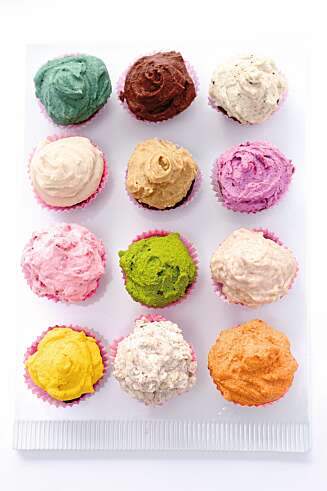 CUPCAKES: Fargerike cupcakes med valgfri glasur. CUPCAKES: Fargerike cupcakes med valgfri glasur.