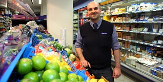 BILLIGST: - Kundene våre er prisbevisste. De vet at vi er billige på frukt og grønnsaker, sier butikksjef Mohamad Harnouch på Rema 1000 på Sagene i Oslo. BILLIGST: - Kundene våre er prisbevisste. De vet at vi er billige på frukt og grønnsaker, sier butikksjef Mohamad Harnouch på Rema 1000 på Sagene i Oslo.