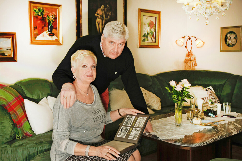 VISSTE LITE: Først i 2008 fikk Reidar Gabler og hans
kone Marit hele historien om Reidars foreldre. De har
fotoalbum og brev fra tiden moren aldri snakket om. VISSTE LITE: Først i 2008 fikk Reidar Gabler og hans
kone Marit hele historien om Reidars foreldre. De har
fotoalbum og brev fra tiden moren aldri snakket om.