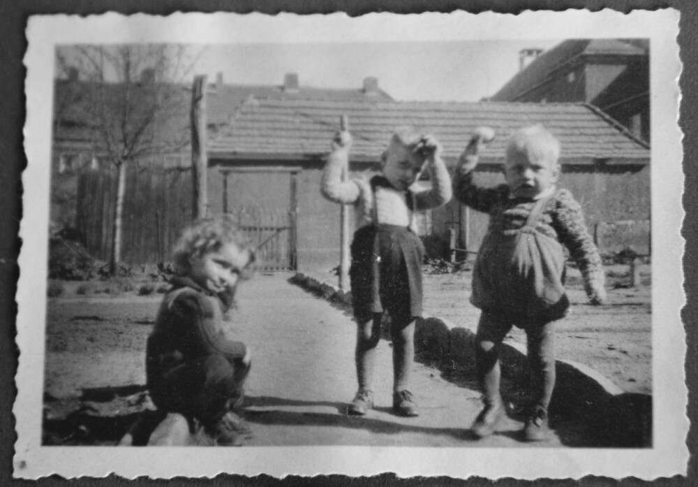 FJERNT MINNE: Reidar Gabler
(i midten) sammen med broren Arne og søsteren Rose. Reidar husker lite fra oppveksten i Tyskland. FJERNT MINNE: Reidar Gabler
(i midten) sammen med broren Arne og søsteren Rose. Reidar husker lite fra oppveksten i Tyskland.