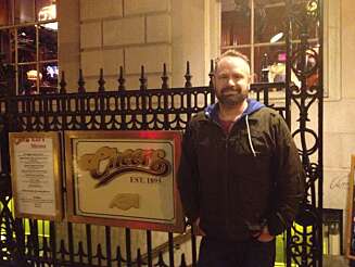 ASBJØRN SLETTEMARK: Har stor sans for fankultur som fangirlquest.com Her er han utenfor puben hvor de såkalte "exterior shots" til serien Cheers ble tatt. ASBJØRN SLETTEMARK: Har stor sans for fankultur som fangirlquest.com Her er han utenfor puben hvor de såkalte "exterior shots" til serien Cheers ble tatt.