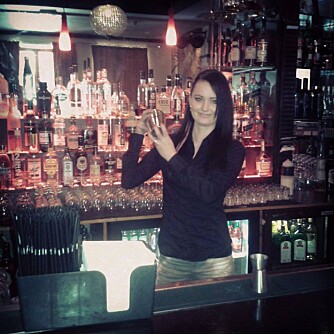 ARBEIDSLIV: Til daglig jobber Christina lange dager i en bar i Bergen. ARBEIDSLIV: Til daglig jobber Christina lange dager i en bar i Bergen.