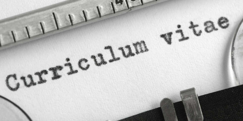 UNNGÅ DETTE: CV-en er din salgsplakat på arbeidsmarkedet. Det finnes imidlertid mange feller å gå i. Her er CV-tabbene som kan koste deg jobben. UNNGÅ DETTE: CV-en er din salgsplakat på arbeidsmarkedet. Det finnes imidlertid mange feller å gå i. Her er CV-tabbene som kan koste deg jobben.