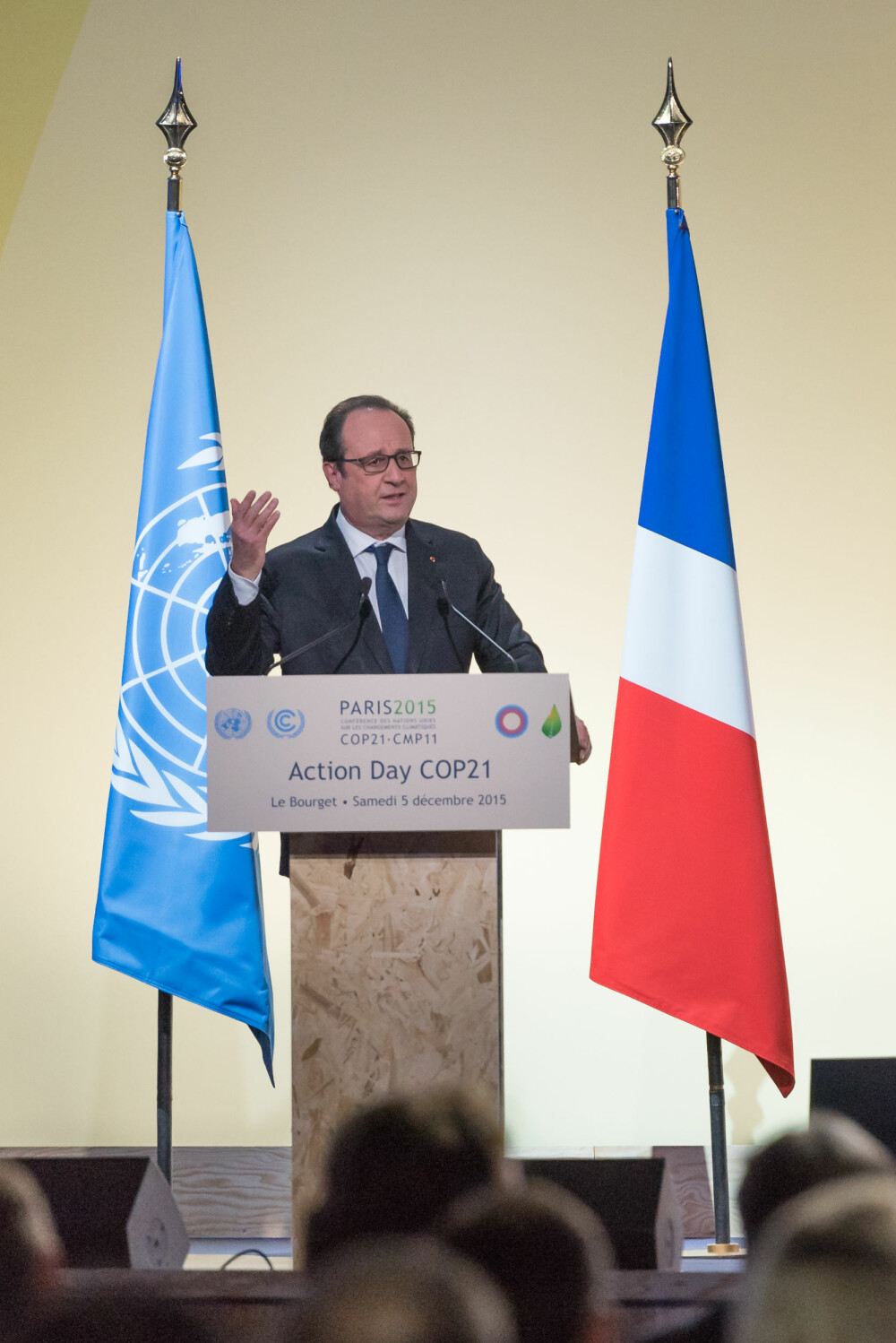 HISTORISK: Den franske presidenten, Francois Hollande, sa at partene hadde en sjelden mulighet til å skape historie. Her holder han tale på klimatoppmøtet, der en ny klimaavtale ble vedtatt 12. desember 2015. HISTORISK: Den franske presidenten, Francois Hollande, sa at partene hadde en sjelden mulighet til å skape historie. Her holder han tale på klimatoppmøtet, der en ny klimaavtale ble vedtatt 12. desember 2015.
