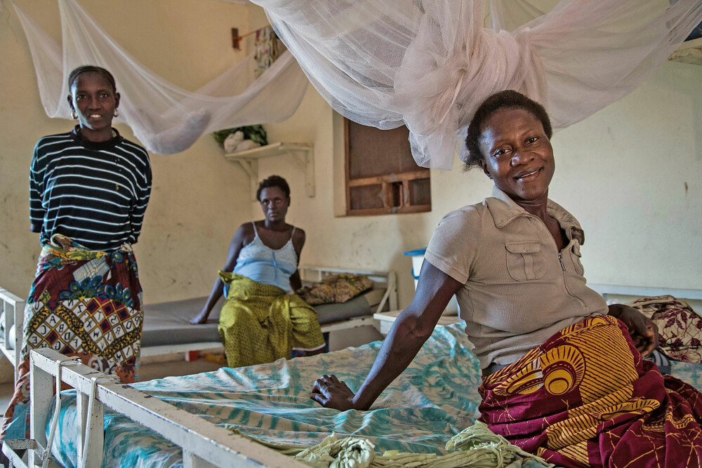GÅR RIKTIG VEI: Disse gravide kvinnene venter på legene ved Gondama Referral Centre i Sierra Leone. Etter å ha blant annet innført ambulansesystem og døgnåpen fødeklinikk har Leger uten grenser redusert dødeligheten i landet betraktelig. Dette senteret gir gratis helsetjenester til gravide kvinner og barn under 15 år. GÅR RIKTIG VEI: Disse gravide kvinnene venter på legene ved Gondama Referral Centre i Sierra Leone. Etter å ha blant annet innført ambulansesystem og døgnåpen fødeklinikk har Leger uten grenser redusert dødeligheten i landet betraktelig. Dette senteret gir gratis helsetjenester til gravide kvinner og barn under 15 år.