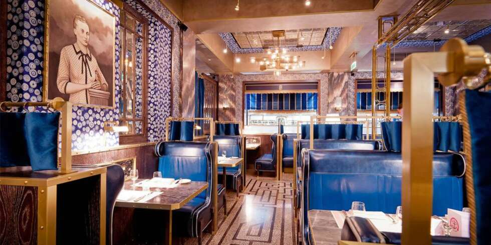 "BRING CHAMPAGNE" På dette utestedet er det bare å trykke på knappen, så kommer kelneren løpende med Champagne. FOTO: Londontown.com "BRING CHAMPAGNE" På dette utestedet er det bare å trykke på knappen, så kommer kelneren løpende med Champagne. FOTO: Londontown.com