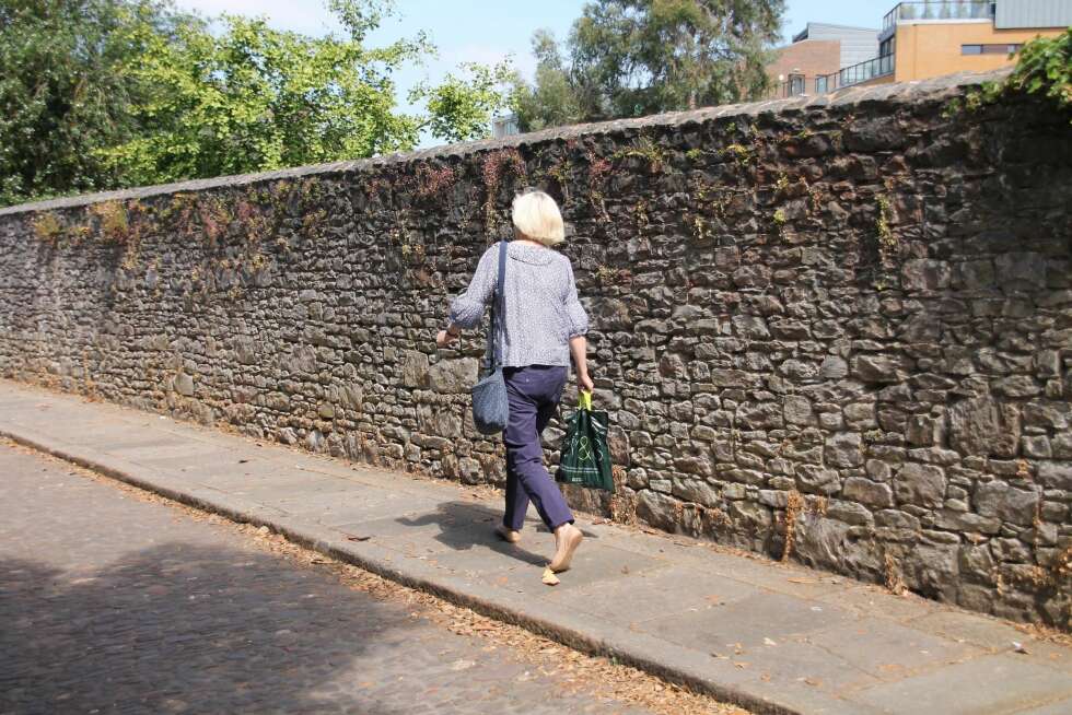 GÅ TIL JOBB: Du kan forbrenne mange kalorier bare ved å sette bilen hjemme eller hoppe av bussen et par stopp før jobben og gå resten. FOTO: Colourbox GÅ TIL JOBB: Du kan forbrenne mange kalorier bare ved å sette bilen hjemme eller hoppe av bussen et par stopp før jobben og gå resten. FOTO: Colourbox