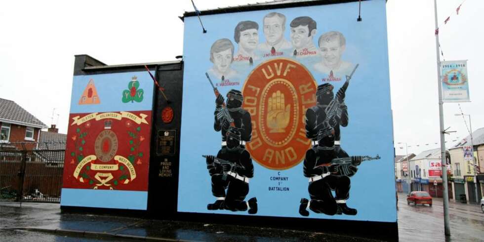 VEGGMALERI: Disse finner man flere steder i Belfast, som et minne om den langvarige konflikten mellom protestanter og katolikker, eller nasjonaister og unionister. FOTO: Wikimedia Commons VEGGMALERI: Disse finner man flere steder i Belfast, som et minne om den langvarige konflikten mellom protestanter og katolikker, eller nasjonaister og unionister. FOTO: Wikimedia Commons
