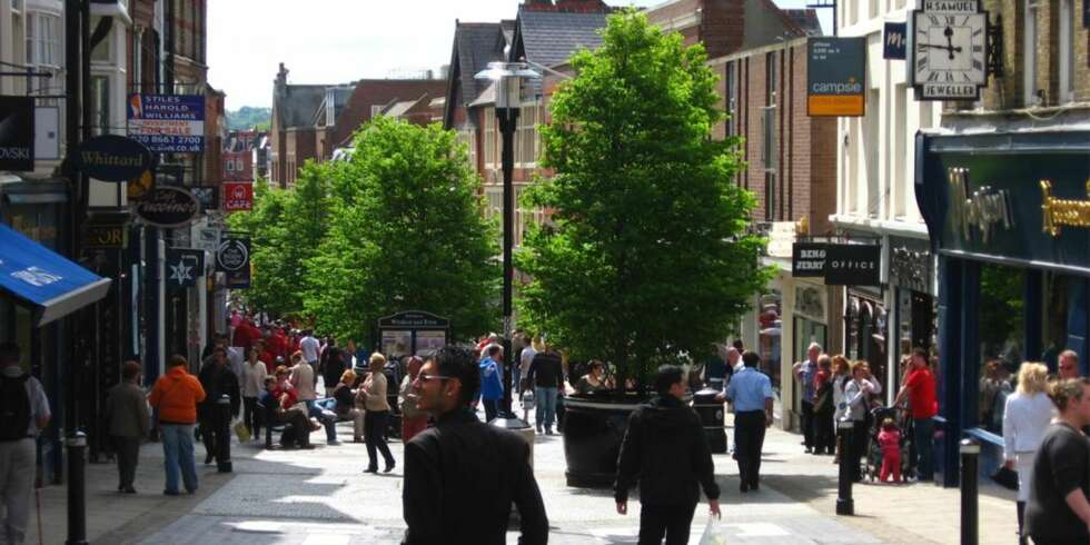 WINDSOR: Sjarmerende Windsor Highstreet er full av muligheter for deg som liker å større den lokale økonomien når du er på tur. FOTO: Wikimedia Commons WINDSOR: Sjarmerende Windsor Highstreet er full av muligheter for deg som liker å større den lokale økonomien når du er på tur. FOTO: Wikimedia Commons