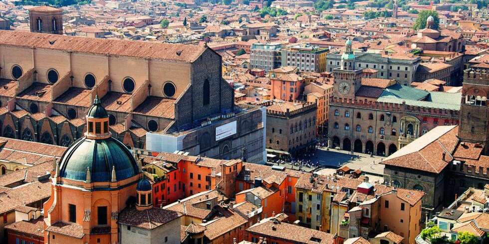 BOLOGNA: Vakre bygg, spennende historie, pasta du aldri glemmer, hvorfor ikke ta turen til Bologna i år? FOTO: Wikimedia Commons BOLOGNA: Vakre bygg, spennende historie, pasta du aldri glemmer, hvorfor ikke ta turen til Bologna i år? FOTO: Wikimedia Commons
