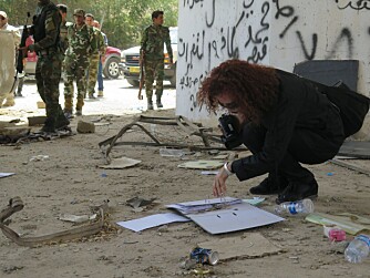 SKAFFER BEVIS: Dontatella tar bilder av dokumenter i byen Tikrik. Irak, april 2015. SKAFFER BEVIS: Dontatella tar bilder av dokumenter i byen Tikrik. Irak, april 2015.