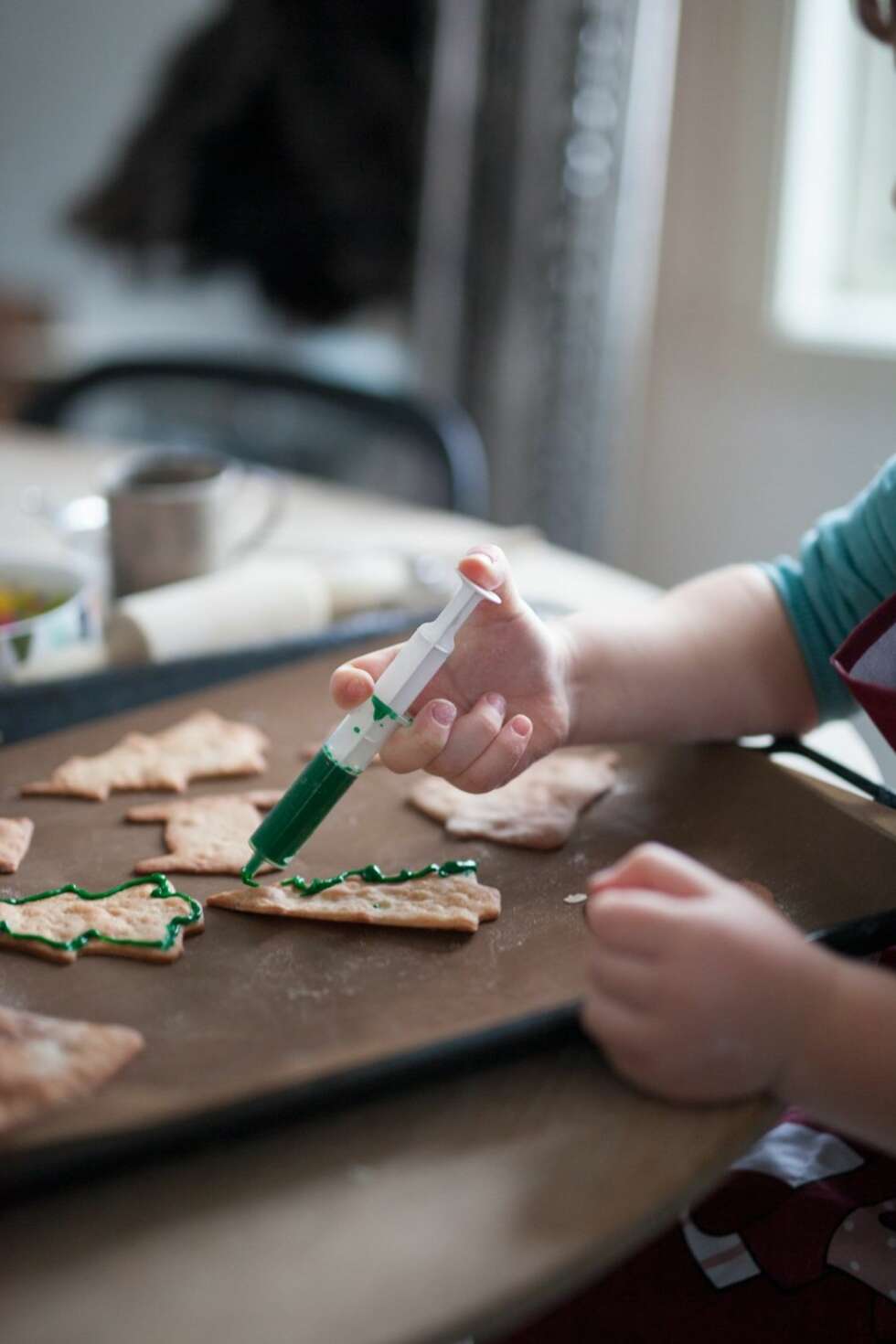 PYNTETIPS: La de minste barna bruke en engangsprøyte til å ta på glasur med. Engangsprøyter får du på nærmeste apotek. Foto: Per Olav Sølvberg. PYNTETIPS: La de minste barna bruke en engangsprøyte til å ta på glasur med. Engangsprøyter får du på nærmeste apotek. Foto: Per Olav Sølvberg.