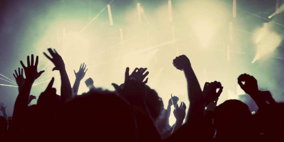 KONSERT: De fleste konserter er på over 100 decibel. Ifølge eksperten kan du maks oppholde deg her i 15 minutter for å unngå hørselsskader. Foto: Thinkstock KONSERT: De fleste konserter er på over 100 decibel. Ifølge eksperten kan du maks oppholde deg her i 15 minutter for å unngå hørselsskader. Foto: Thinkstock