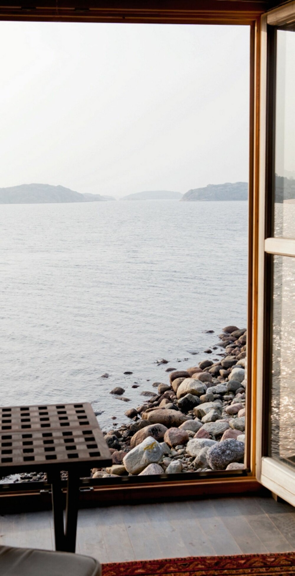Rett ut: På loftet er det en vindusdør som går direkte ut til steinstranden utenfor. Herfra kan man følge vær og vind. Rett ut: På loftet er det en vindusdør som går direkte ut til steinstranden utenfor. Herfra kan man følge vær og vind.