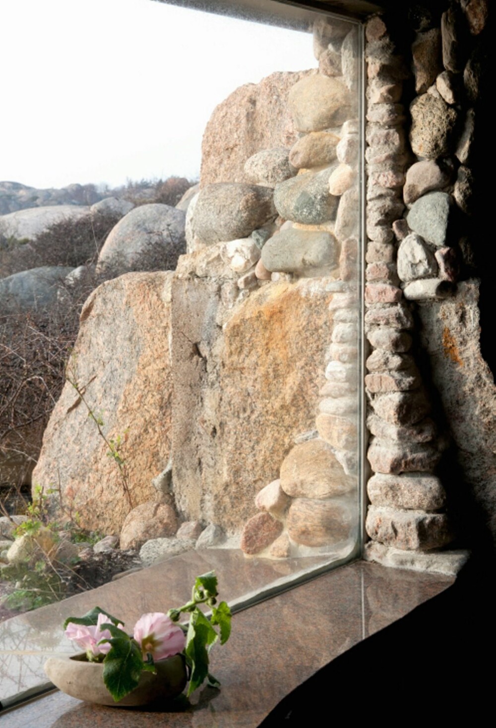 Kikkhullet: Dette var opprinnelig et kikkhull i bunkeren. Den var uten vindusrute, men nå er det lagt inn isoleringsglass. Vakker granitt viser seg i ulike former både innvendig og utvendig Kikkhullet: Dette var opprinnelig et kikkhull i bunkeren. Den var uten vindusrute, men nå er det lagt inn isoleringsglass. Vakker granitt viser seg i ulike former både innvendig og utvendig