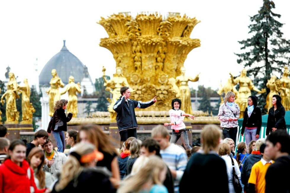 DANSEGLEDE: Idet sola er i ferd med å ta kveld over den berømte forgylte fontenen, eksploderer VVTs i rytmer og bevegelse. DANSEGLEDE: Idet sola er i ferd med å ta kveld over den berømte forgylte fontenen, eksploderer VVTs i rytmer og bevegelse.