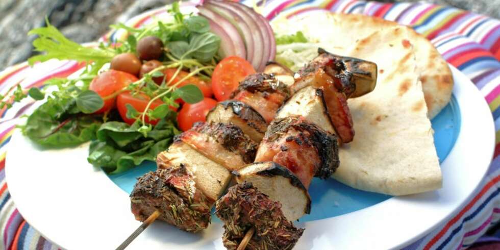 Grillspyd med lam og pære. Grillspyd med lam og pære.