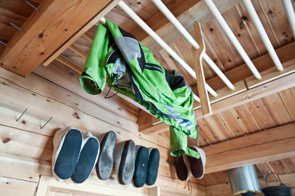 PLASSBESPARENDE: Dette heisbare tørkestativet i taket har arkitekt Bendik Manum fra Trondheim laget. Planken som henger ned fra taket er festet til en krok. Når den hektes av, senkes stativet ned, slik at du kan henge opp det du trenger av klær. Deretter løftes stativet opp igjen. Tøflene er hengt opp på veggen ved hjelp av store spikere. Dersom du skal gjøre dette; husk at de bør spikres litt over hodehøyde. Foto: Pasi Alto PLASSBESPARENDE: Dette heisbare tørkestativet i taket har arkitekt Bendik Manum fra Trondheim laget. Planken som henger ned fra taket er festet til en krok. Når den hektes av, senkes stativet ned, slik at du kan henge opp det du trenger av klær. Deretter løftes stativet opp igjen. Tøflene er hengt opp på veggen ved hjelp av store spikere. Dersom du skal gjøre dette; husk at de bør spikres litt over hodehøyde. Foto: Pasi Alto