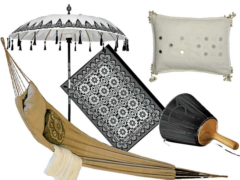 BOHEMSTIL: Hengekøye, 128 x 230 cm, ca. kr 1160, Bloomingville. Pute med små speil, 40 x 60 cm, kr 899, Day Home. Parasollen Shangri La, diameter 200 cm, høyde 270 cm, ca. kr 1700, indiangardencompany.com. Gulvmatten Flora, 180 x 270 cm, kr 750,
House Doctor. Utelampe du kan legge fra deg eller henge på en krok, i eik og gummi, 37 x 25 cm, kr 1999, Bolia. BOHEMSTIL: Hengekøye, 128 x 230 cm, ca. kr 1160, Bloomingville. Pute med små speil, 40 x 60 cm, kr 899, Day Home. Parasollen Shangri La, diameter 200 cm, høyde 270 cm, ca. kr 1700, indiangardencompany.com. Gulvmatten Flora, 180 x 270 cm, kr 750,
House Doctor. Utelampe du kan legge fra deg eller henge på en krok, i eik og gummi, 37 x 25 cm, kr 1999, Bolia.