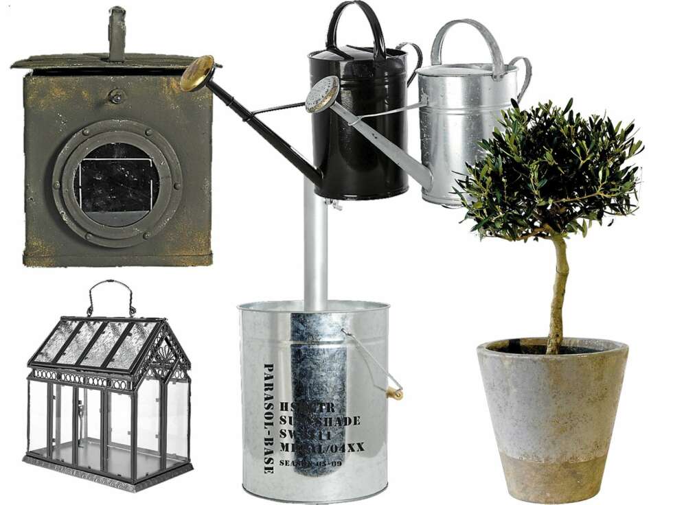 BOHEMSTIL: Lykt, 33 x 26 x 14 cm, kr 450, Nordal. 10 liters vannkanner, kr 450 pr. stk., House Doctor. Krukke, 29 x 29 cm, kr 389, Bloomingville. Oppi er det plantet et oliventre. Parasollfot, diameter 25 cm, høyde 45 cm, kr 750, House Doctor. Minidrivhus, 18 x 29 cm, høyde 18 cm, kr 499, Indiska. BOHEMSTIL: Lykt, 33 x 26 x 14 cm, kr 450, Nordal. 10 liters vannkanner, kr 450 pr. stk., House Doctor. Krukke, 29 x 29 cm, kr 389, Bloomingville. Oppi er det plantet et oliventre. Parasollfot, diameter 25 cm, høyde 45 cm, kr 750, House Doctor. Minidrivhus, 18 x 29 cm, høyde 18 cm, kr 499, Indiska.