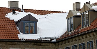 Snøen som ligger klar på takene er tung, og kan inneholde isklumper. Det kan være livsfarlig. Snøen som ligger klar på takene er tung, og kan inneholde isklumper. Det kan være livsfarlig.