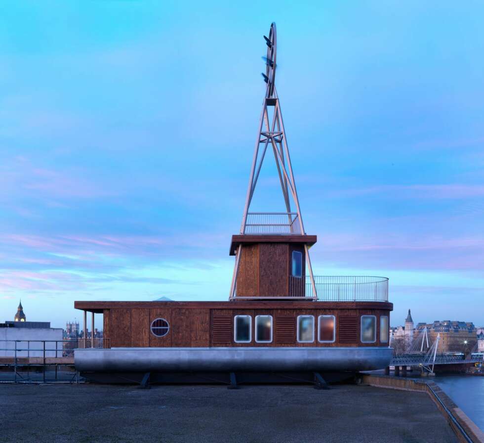 Til båten kommer du ved hjelp av en heis Til båten kommer du ved hjelp av en heis