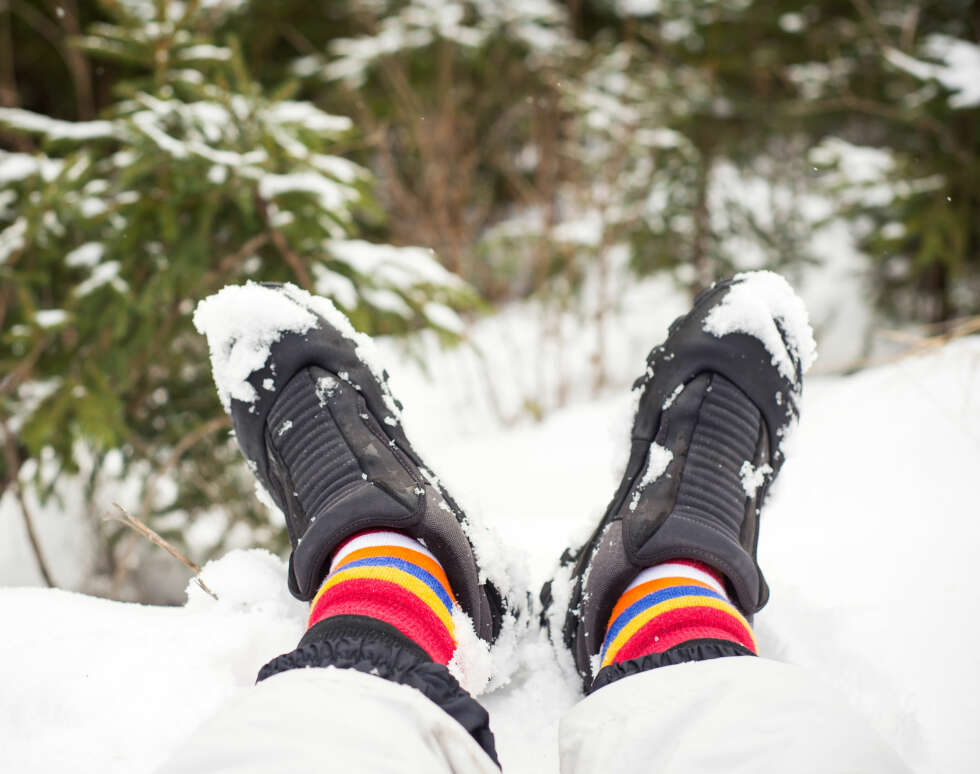 BORT FRA SNØEN: Husk å legge føttene på noe tørt når du setter deg ned for å ta pause. BORT FRA SNØEN: Husk å legge føttene på noe tørt når du setter deg ned for å ta pause.