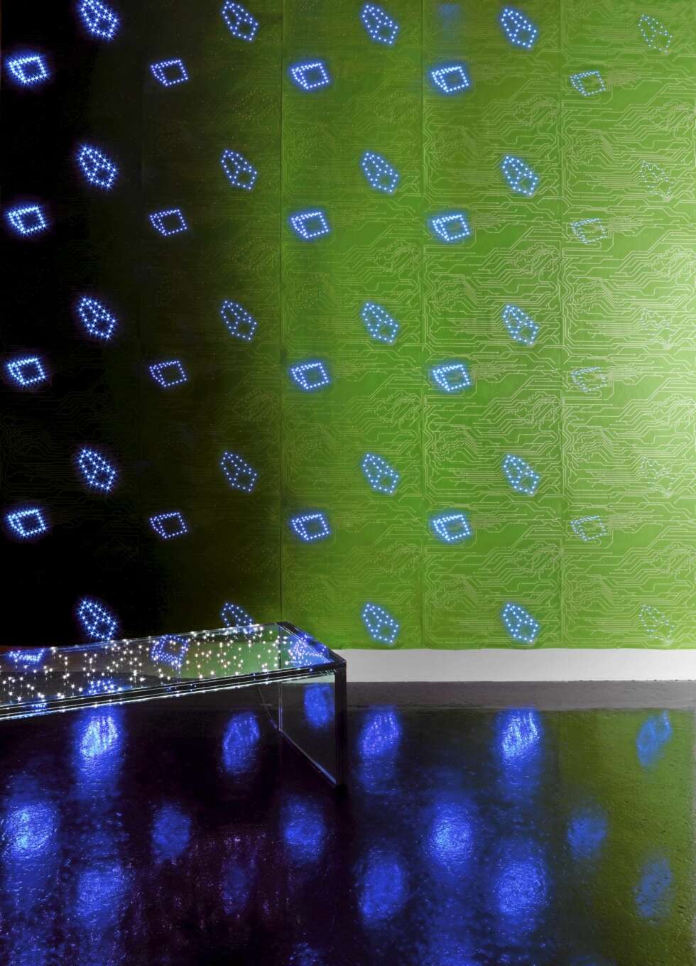 TAPET MED LED-LYS: Tapetet "Led Wallpaper" fra Ingo Maurer er ikke helt som andre tapeter. TAPET MED LED-LYS: Tapetet "Led Wallpaper" fra Ingo Maurer er ikke helt som andre tapeter.