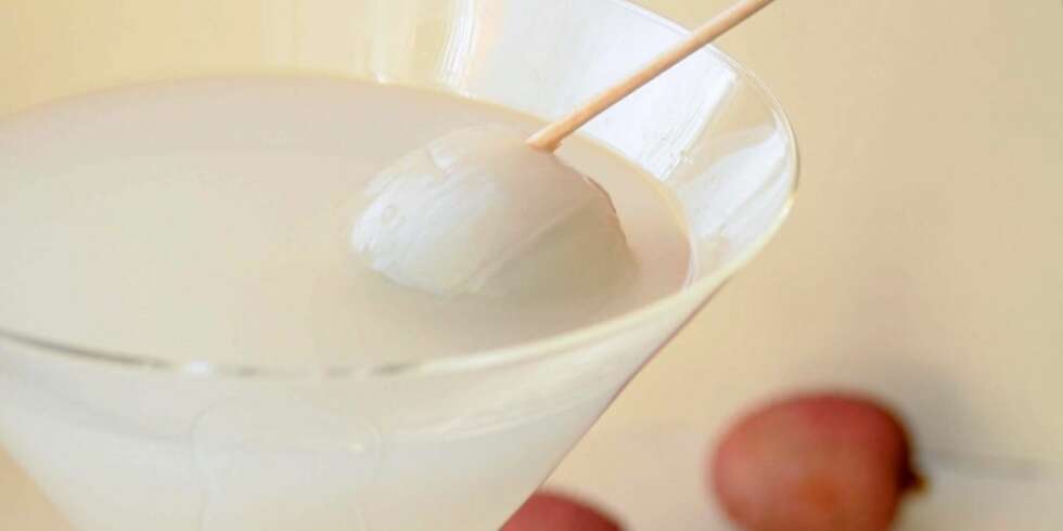 KJÆRLIG FRUKT: Litchi martini KJÆRLIG FRUKT: Litchi martini