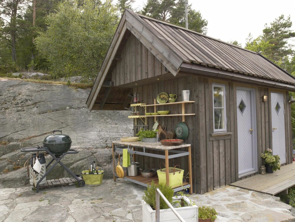 PÅ KORTVEGGEN: Utekjøkken langs veggen på en bod. Et bord og noen hyller er alt som skal til. PÅ KORTVEGGEN: Utekjøkken langs veggen på en bod. Et bord og noen hyller er alt som skal til.