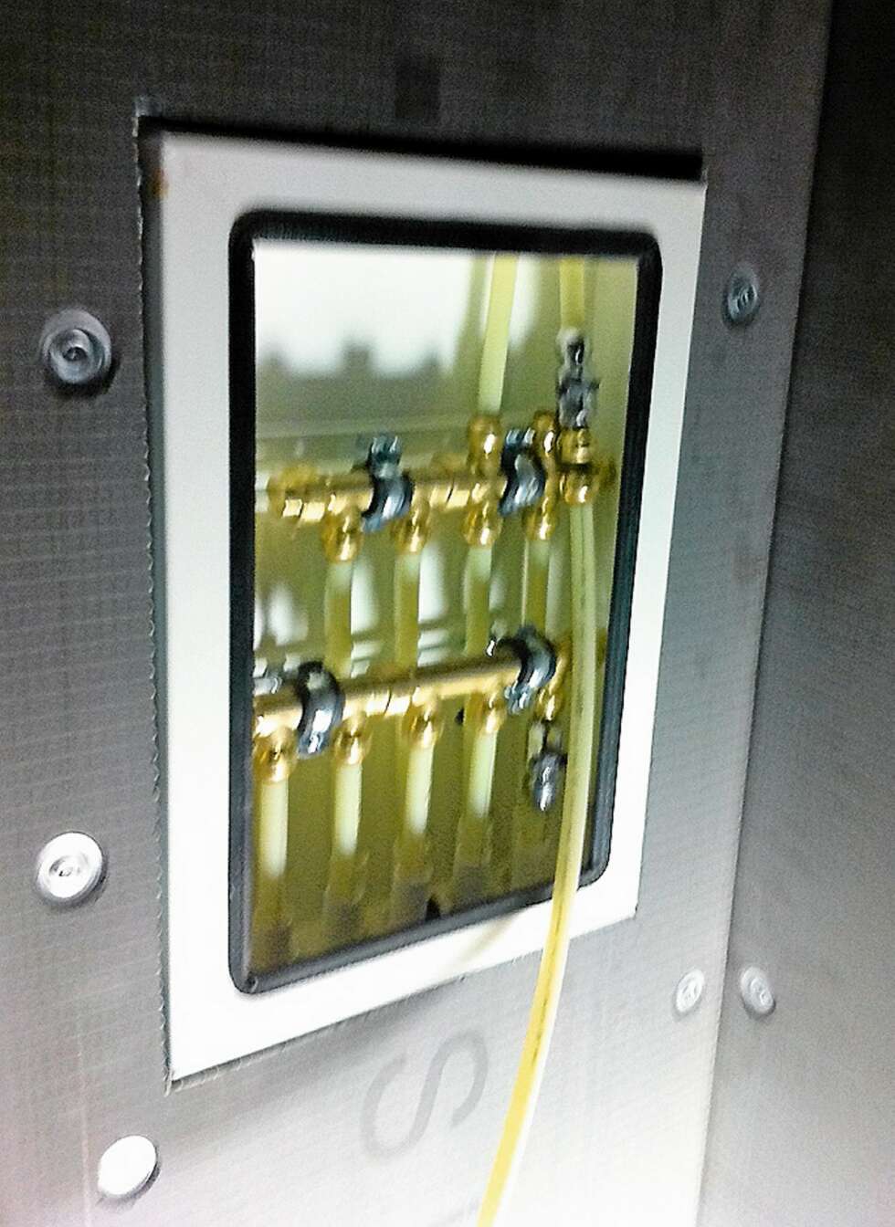 STYR UNNA: Ikke rør det elektriske og det rørtekniske anlegget. STYR UNNA: Ikke rør det elektriske og det rørtekniske anlegget.