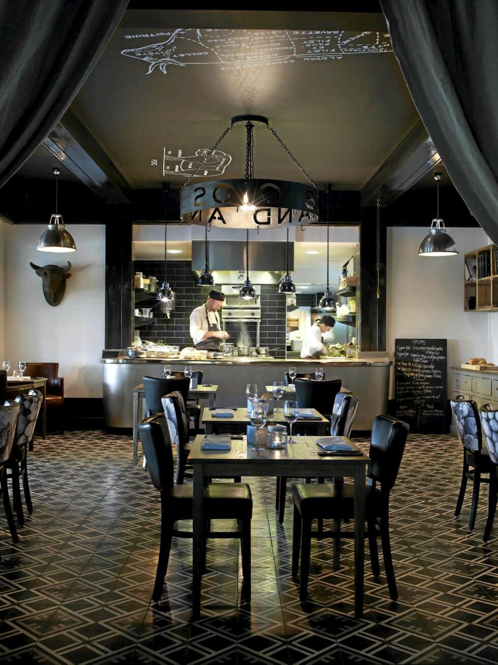 ÅPENT KJØKKEN: Gjestene kan se rett inn på kjøkkenet der maten tilberedes. Uttrykket er nåtidig, men stemningene bygger på tiden da restauranten ble åpnet på 20-tallet. ÅPENT KJØKKEN: Gjestene kan se rett inn på kjøkkenet der maten tilberedes. Uttrykket er nåtidig, men stemningene bygger på tiden da restauranten ble åpnet på 20-tallet.