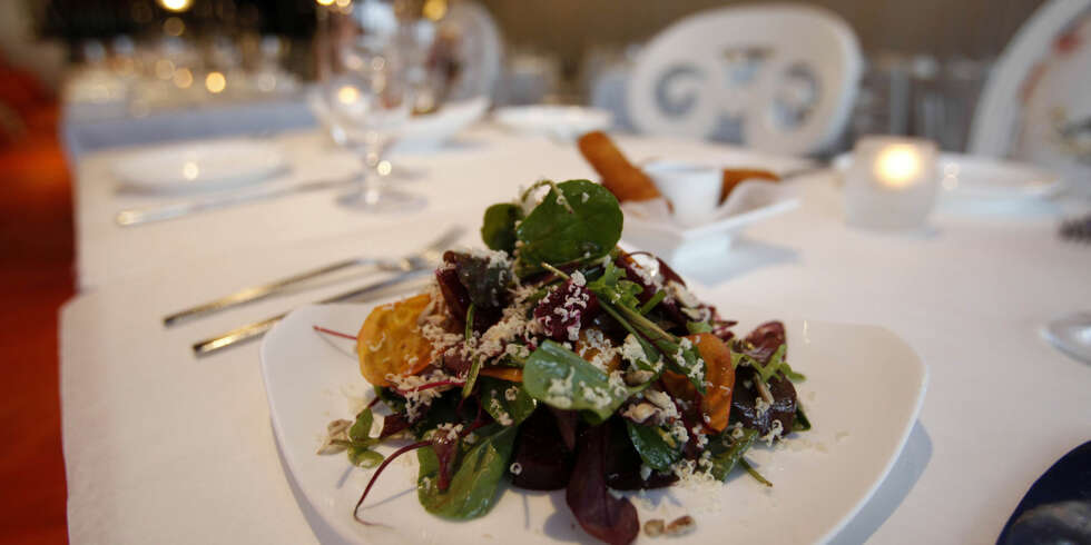 TIPS: Restaurantkritikeren mener cirka ti prosent, servitøren mellom fem og ti. TIPS: Restaurantkritikeren mener cirka ti prosent, servitøren mellom fem og ti.