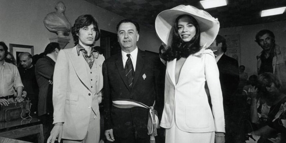 NEDTONET: Det var ikke mye kake-kjole aktig over antrekket Bianca Jagger giftet seg i. NEDTONET: Det var ikke mye kake-kjole aktig over antrekket Bianca Jagger giftet seg i.