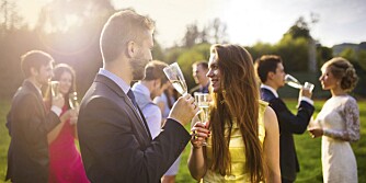 GJESTER TIL KAFFEN: Skal brudeparet invitere noen gjester til middag og resten til kaffen, er det viktig at de inviterer hele gjenger til kaffen og ikke deler opp vennegjenger. GJESTER TIL KAFFEN: Skal brudeparet invitere noen gjester til middag og resten til kaffen, er det viktig at de inviterer hele gjenger til kaffen og ikke deler opp vennegjenger.