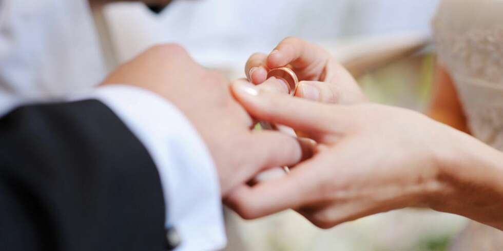 RIKTIG RING: Ekspertene mener at det klassiske og enkle, gjerne enstens diamantring, er gifterringtypen som faller i smak hos de aller fleste. RIKTIG RING: Ekspertene mener at det klassiske og enkle, gjerne enstens diamantring, er gifterringtypen som faller i smak hos de aller fleste.