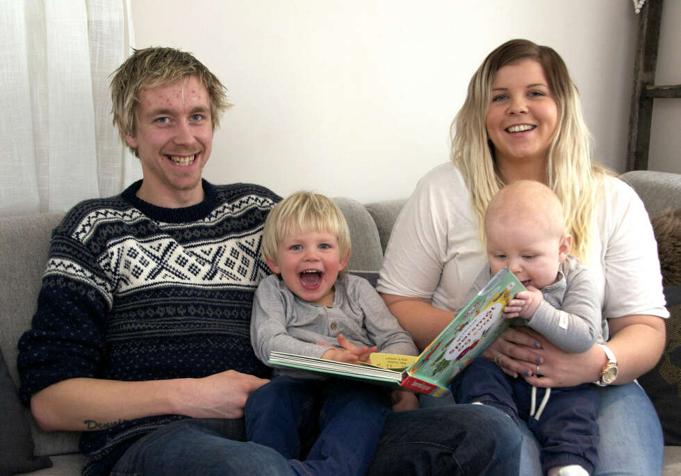FAMILIEIDYLL: Pappa Christoffer M. Kallevik og mamma Maria Vågen med sine to skjønne gutter Dennis og Theodor (t.h.). FAMILIEIDYLL: Pappa Christoffer M. Kallevik og mamma Maria Vågen med sine to skjønne gutter Dennis og Theodor (t.h.).