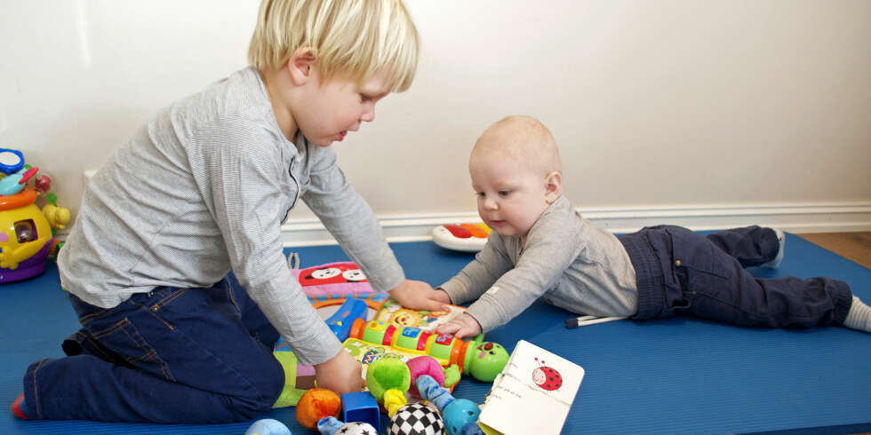 FØDT MED HJERTEFEIL: Dennis (3) leker gjerne med Theodor (her syv måneder). Heldigvis fikk han beholde lillebror. FØDT MED HJERTEFEIL: Dennis (3) leker gjerne med Theodor (her syv måneder). Heldigvis fikk han beholde lillebror.