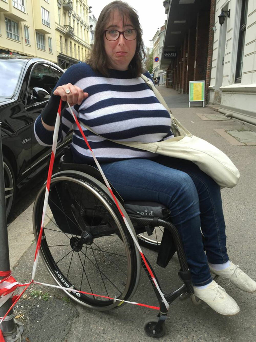 HINDRING: Å være avhengig av rullestol kan by på praktiske utfordringer. Men Miriam insisterer på at slike hinder også er en ressurs. Neste gang vet hun bedre hvordan hun skal vikle seg ut av sperrebåndet - eller unngå å vikle seg inn i det. HINDRING: Å være avhengig av rullestol kan by på praktiske utfordringer. Men Miriam insisterer på at slike hinder også er en ressurs. Neste gang vet hun bedre hvordan hun skal vikle seg ut av sperrebåndet - eller unngå å vikle seg inn i det.