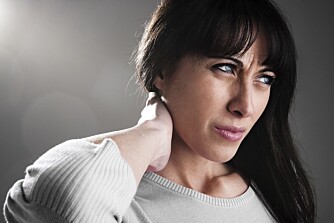 NAKKESMERTE: Man ser en overhyppighet blant småbarnsforeldre, noe som igjen ofte har en sammenheng med en livsstil med mye stress, for lite søvn og ikke nødvendigvis nok og regelmessig trening. NAKKESMERTE: Man ser en overhyppighet blant småbarnsforeldre, noe som igjen ofte har en sammenheng med en livsstil med mye stress, for lite søvn og ikke nødvendigvis nok og regelmessig trening.